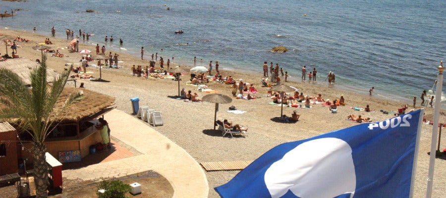 Vista de la playa de la Ribera en Ceuta, con la bandera azul en primer plano Vista de la playa de la Ribera en Ceuta, con la bandera azul en primer plano