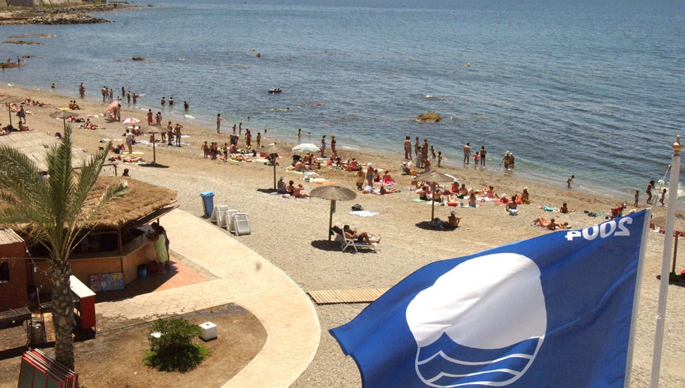Vista de la playa de la Ribera en Ceuta, con la bandera azul en primer plano