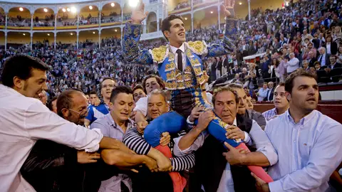 El diestro Alejandro Talavante a hombros de los aficionados salió por la puerta grande El diestro Alejandro Talavante a hombros de los aficionados salió por la puerta grande