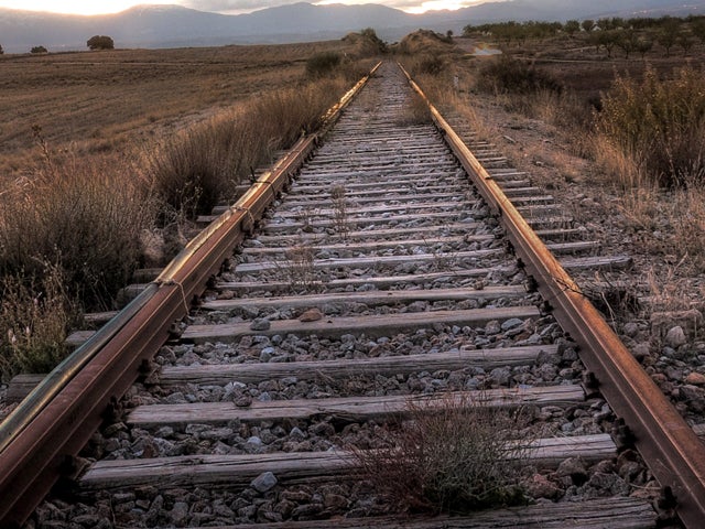 Evacuada una mujer tras ser alcanzada por un tren en un paso inferior de la carretera OU-101 en Orense Evacuada una mujer tras ser alcanzada por un tren en un paso inferior de la carretera OU-101 en Orense