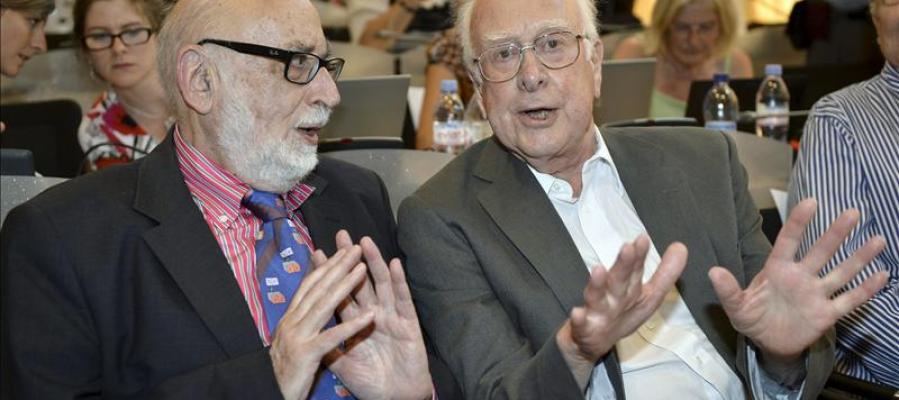 El físico británico Peter Higgs (d), conversa con su colega belga Francois Englert El físico británico Peter Higgs (d), conversa con su colega belga Francois Englert