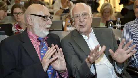 El físico británico Peter Higgs (d), conversa con su colega belga Francois Englert El físico británico Peter Higgs (d), conversa con su colega belga Francois Englert