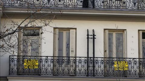 Carteles de alquiler en un piso de Madrid