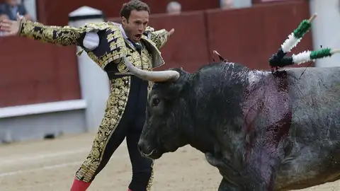 Ferrera pone un par de banderillas Ferrera pone un par de banderillas