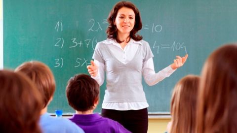 Profesora impartiendo una clase