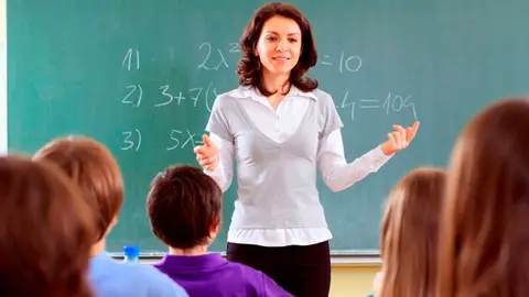 Profesora impartiendo una clase Profesora impartiendo una clase