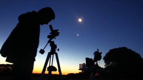 Hombre mirando por un telescopio