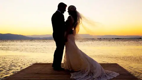 Imagen de archivo de una pareja de novios el día de su boda. Imagen de archivo de una pareja de novios el día de su boda.