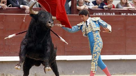 El diestro galo Sebasti&aacute;n Castella durante la faena a su segundo toro 