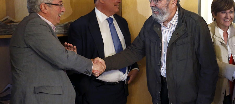 Los secretarios generales de CCOO y UGT se saludan en el Congreso de los Diputados. Los secretarios generales de CCOO y UGT se saludan en el Congreso de los Diputados.