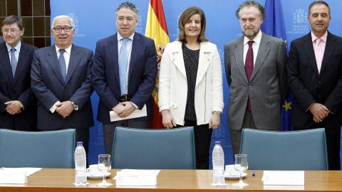 F&aacute;tima B&aacute;&ntilde;ez y Tom&aacute;s Burgos junto al 'comit&eacute; de expertos'.