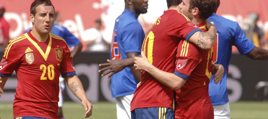Cesc abraza a Mata Cesc abraza a Mata