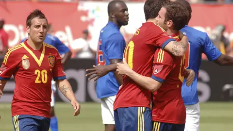 Cesc abraza a Mata Cesc abraza a Mata