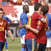 Cesc abraza a Mata Cesc abraza a Mata