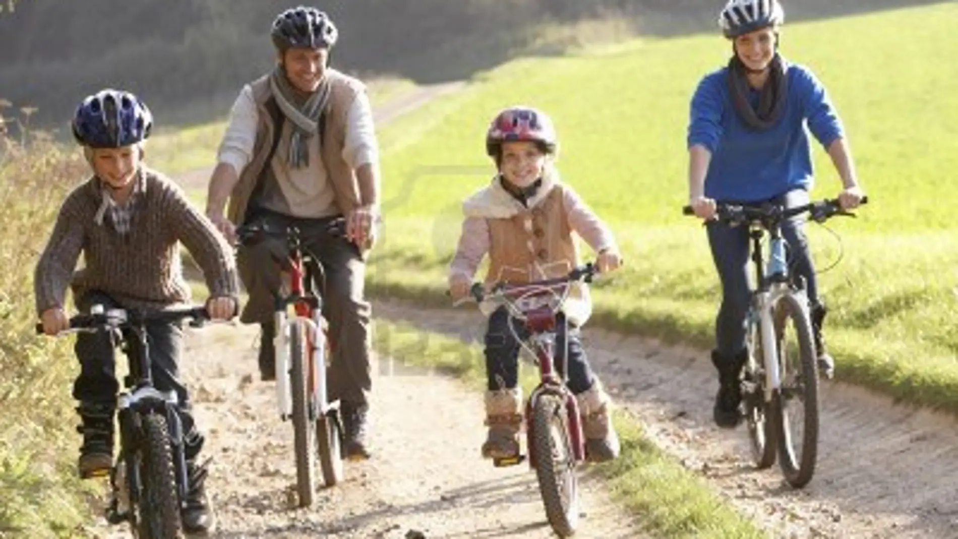 Familia montando en bicicleta