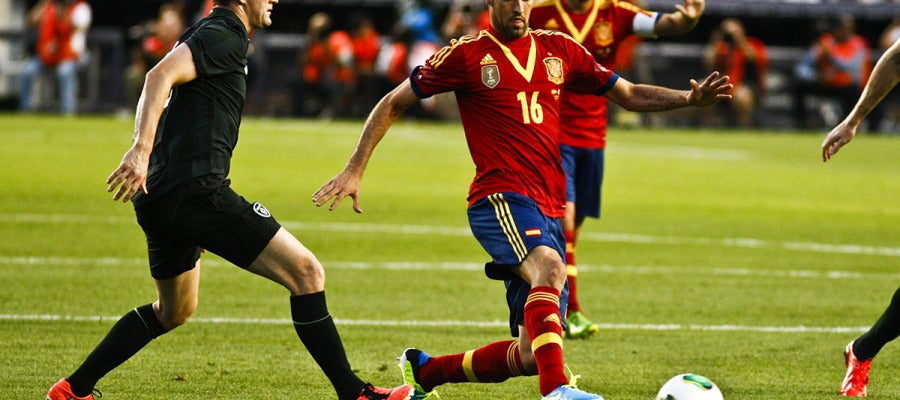 Sergio Busquets pelea por el balón con Robbie Keane. Sergio Busquets pelea por el balón con Robbie Keane.