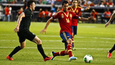 Sergio Busquets pelea por el bal&oacute;n con Robbie Keane.