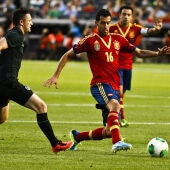 Sergio Busquets pelea por el balón con Robbie Keane.
