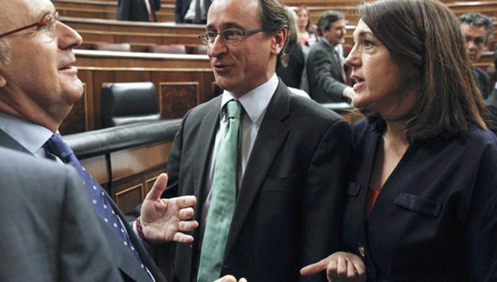 Alfonso Alonso y Soraya Rodríguez conversan con Duran i Lleida