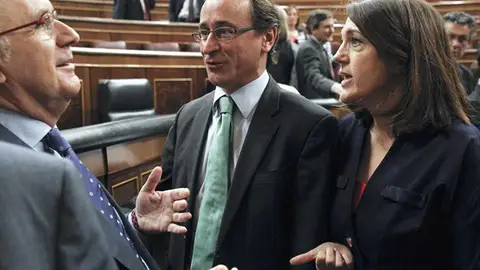 Alfonso Alonso y Soraya Rodríguez conversan con Duran i Lleida Alfonso Alonso y Soraya Rodríguez conversan con Duran i Lleida