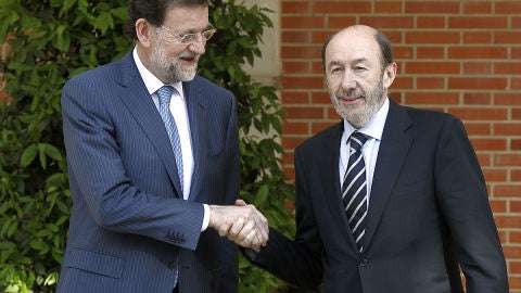 Mariano Rajoy saluda al l&iacute;der del PSOE, Alfredo P&eacute;rez Rubalcaba.