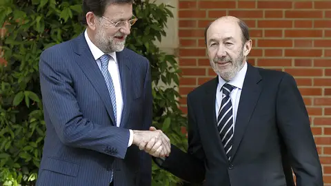 Mariano Rajoy saluda al líder del PSOE, Alfredo Pérez Rubalcaba. Mariano Rajoy saluda al líder del PSOE, Alfredo Pérez Rubalcaba.