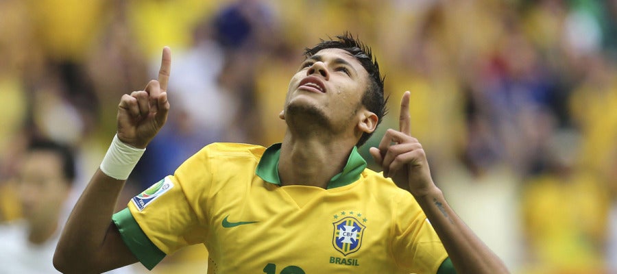 Neymar celebra un gol con Brasil Neymar celebra un gol con Brasil