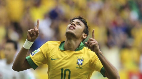 Neymar celebra un gol con Brasil