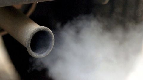 Un tubo de escape de un coche