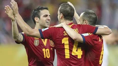Cesc, Soldado e Iniesta celebran un gol Cesc, Soldado e Iniesta celebran un gol