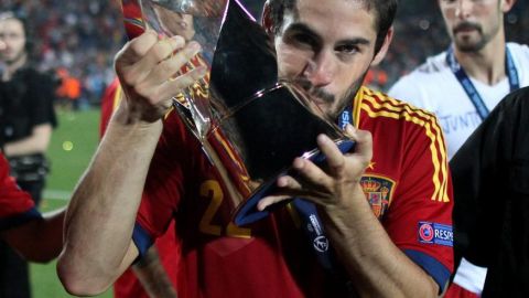 Isco besa el t&iacute;tulo de campeones