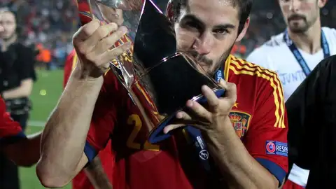 Isco besa el título de campeones Isco besa el título de campeones