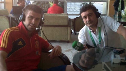 Gerard Piqu&eacute; con Alfredo Mart&iacute;nez