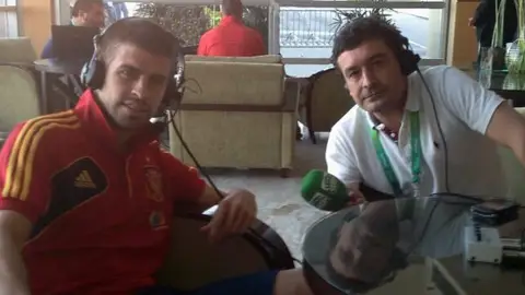 Gerard Piqué con Alfredo Martínez Gerard Piqué con Alfredo Martínez