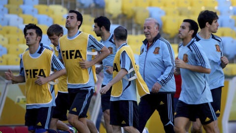 Vicente del Bosque dirige a sus jugadores en Maracan&aacute;