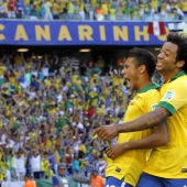 Neymar celebra su gol ante México