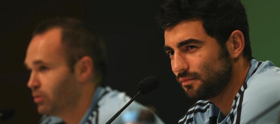 Raúl Albiol junto a Andrés Iniesta en rueda de prensa Raúl Albiol junto a Andrés Iniesta en rueda de prensa