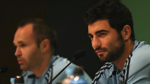 Ra&uacute;l Albiol junto a Andr&eacute;s Iniesta en rueda de prensa