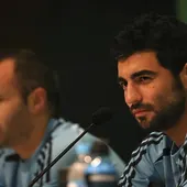 Raúl Albiol junto a Andrés Iniesta en rueda de prensa Raúl Albiol junto a Andrés Iniesta en rueda de prensa