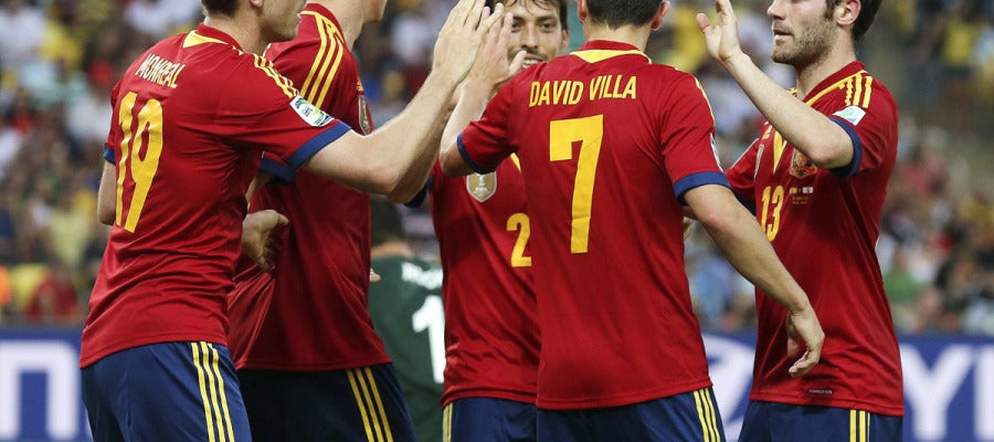 Villa celebra un gol junto a sus compañeros Villa celebra un gol junto a sus compañeros
