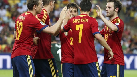 Villa celebra un gol junto a sus compa&ntilde;eros