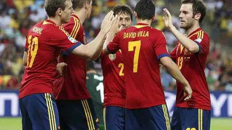 Villa celebra un gol junto a sus compañeros Villa celebra un gol junto a sus compañeros