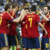 Villa celebra un gol junto a sus compañeros