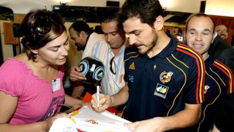 Casillas firma un aut&oacute;grafo a una admiradora