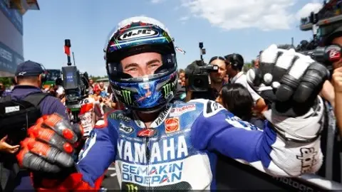 Jorge Lorenzo celebra la victoria Jorge Lorenzo celebra la victoria