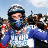 Jorge Lorenzo celebra la victoria Jorge Lorenzo celebra la victoria
