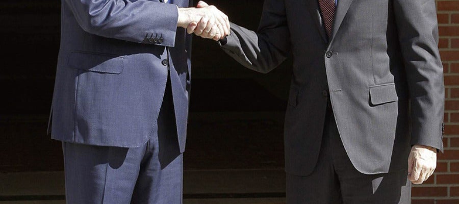 Rajoy y Rubalcaba se saludan en La Moncloa Rajoy y Rubalcaba se saludan en La Moncloa