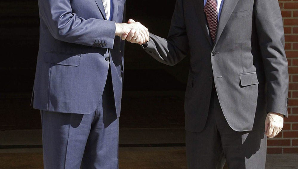 Rajoy y Rubalcaba se saludan en La Moncloa