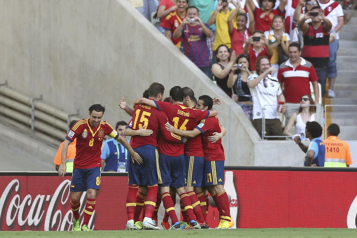 Iniesta y Alba conducen a España a la victoria ante Nigeria en un duro encuentro Iniesta y Alba conducen a España a la victoria ante Nigeria en un duro encuentro