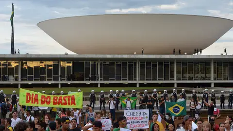 Manifestantes protestan frente al Congreso Nacional en Brasilia Manifestantes protestan frente al Congreso Nacional en Brasilia